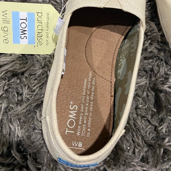 BRAND NEW Toms Flats - Picture 3 of 3